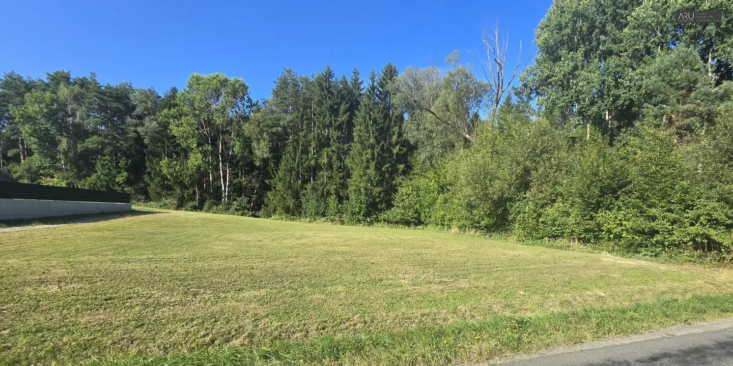 Exclusive level building plot with about 1,375 m² space for visions and quality of life
