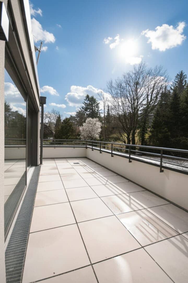 Dachgeschosswohnung mit Terrassen und Stadtblick