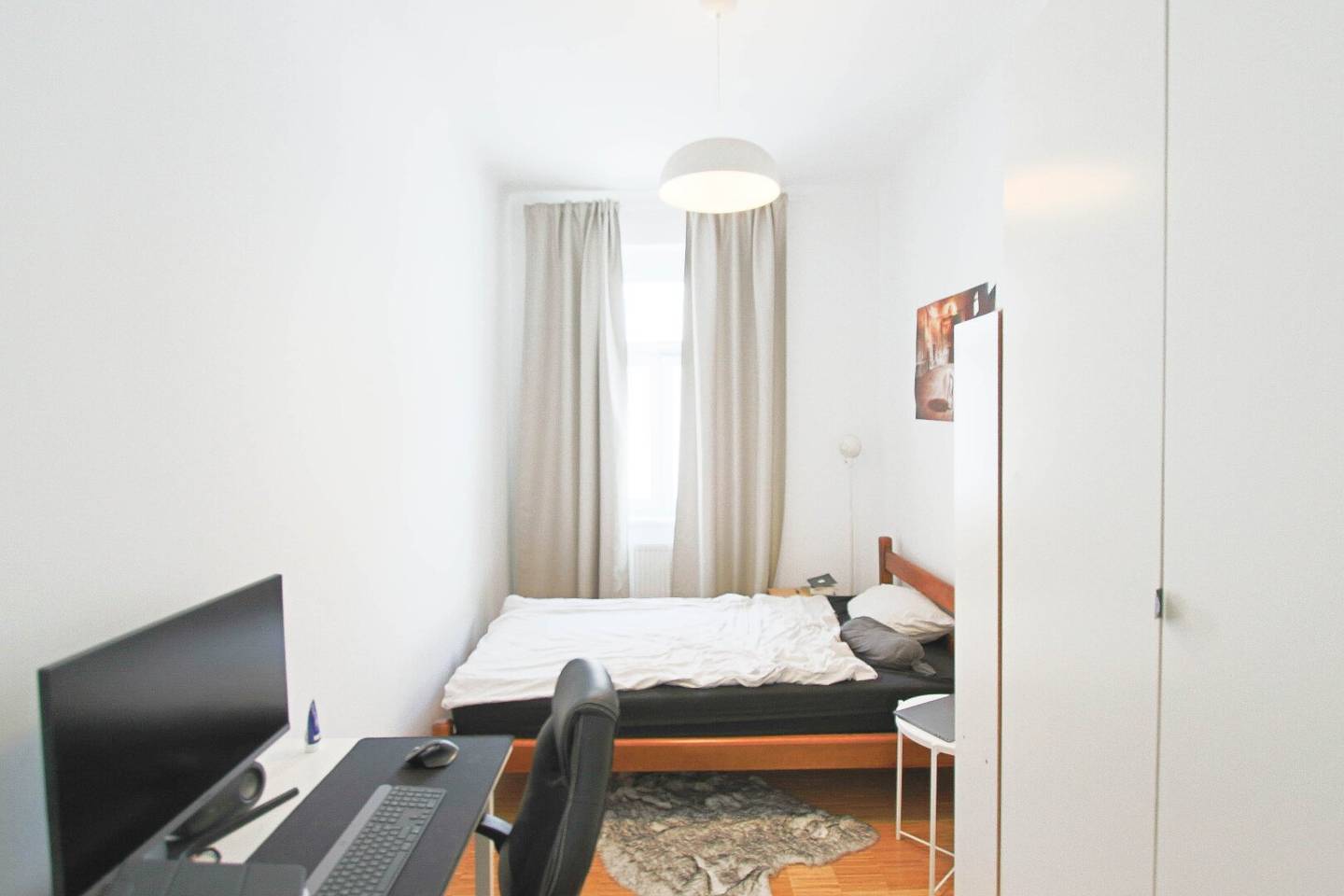 Old building apartment with large living area near Lugner City