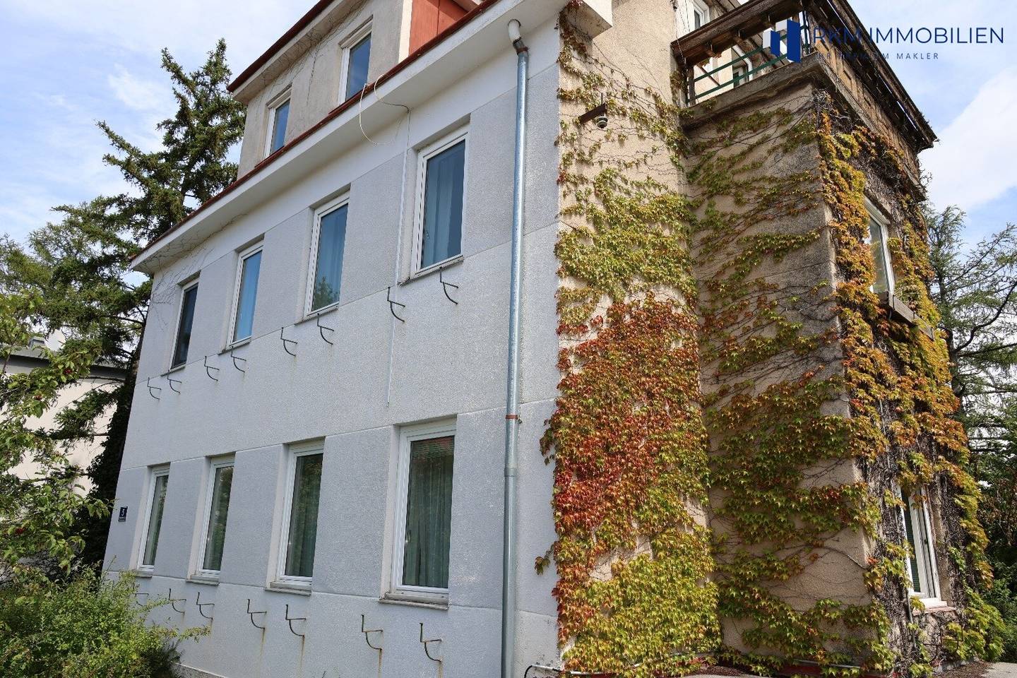 Geräumiges Mehrfamilienhaus in TOP Lage,  9 Zimmer, Garten, Balkon und Garage
