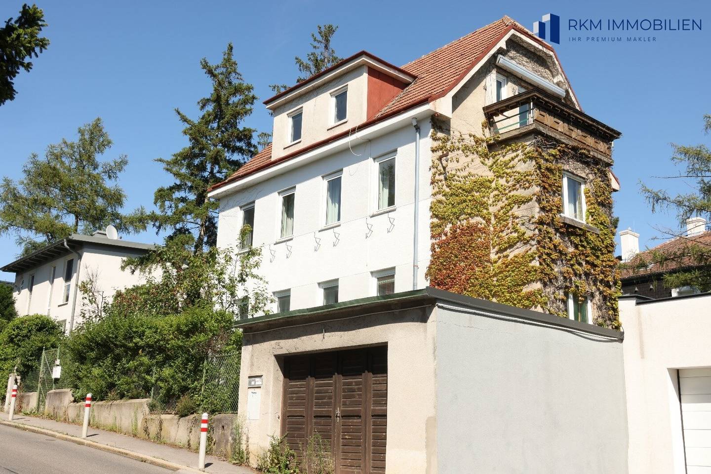Geräumiges Mehrfamilienhaus in TOP Lage,  9 Zimmer, Garten, Balkon und Garage