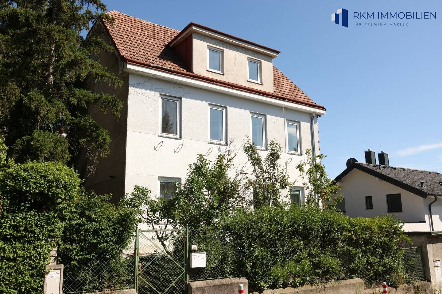 Geräumiges Mehrfamilienhaus in TOP Lage,  9 Zimmer, Garten, Balkon und Garage