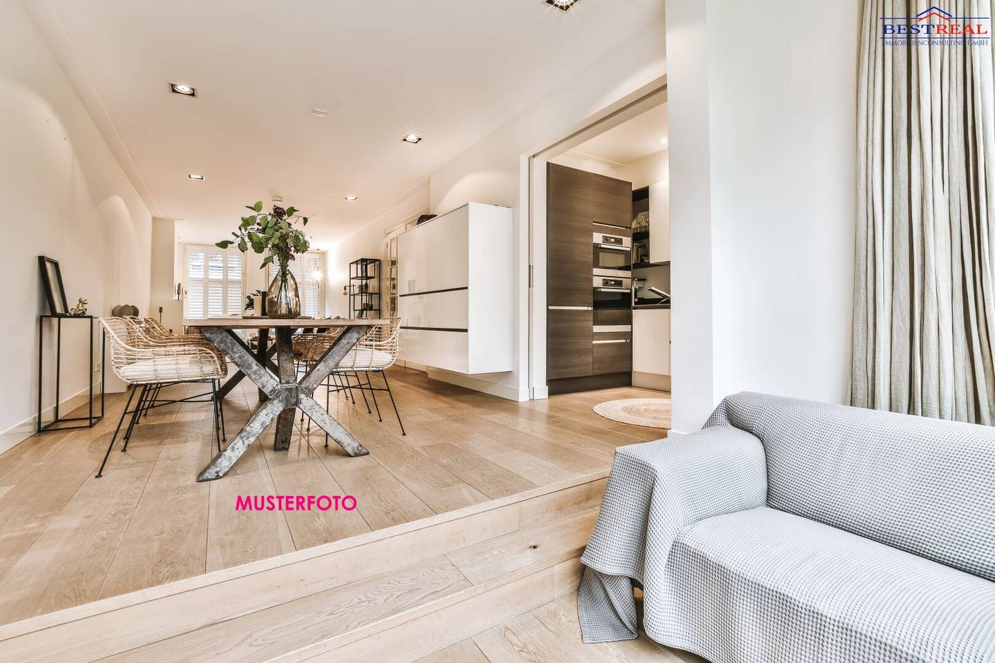 Wunderschöne Wohnung -Loggia-Garage, Pool, ... worauf warten Sie noch ...