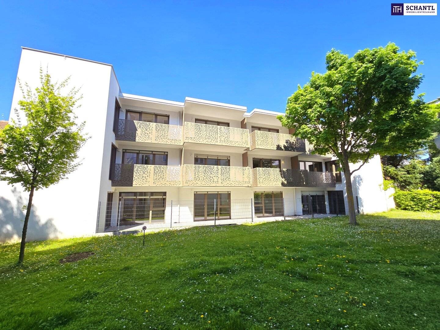 Hofseitige Wohnung mit Balkon und Loggia