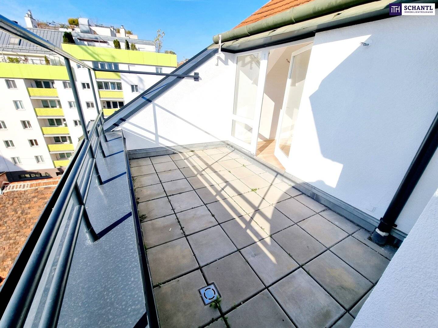 Dachgeschosswohnung renoviert Hofterrasse U Bahn