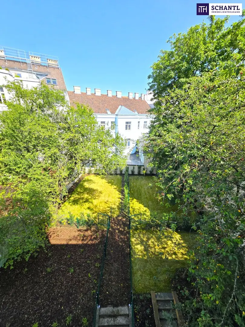 No traffic noise here, only the leaves in the courtyard! Top renovated + Courtyard-facing terrace + Lots of greenery + High quality of life + Absolute quiet location + Ideal layout! It does not get better! Do not hesitate...