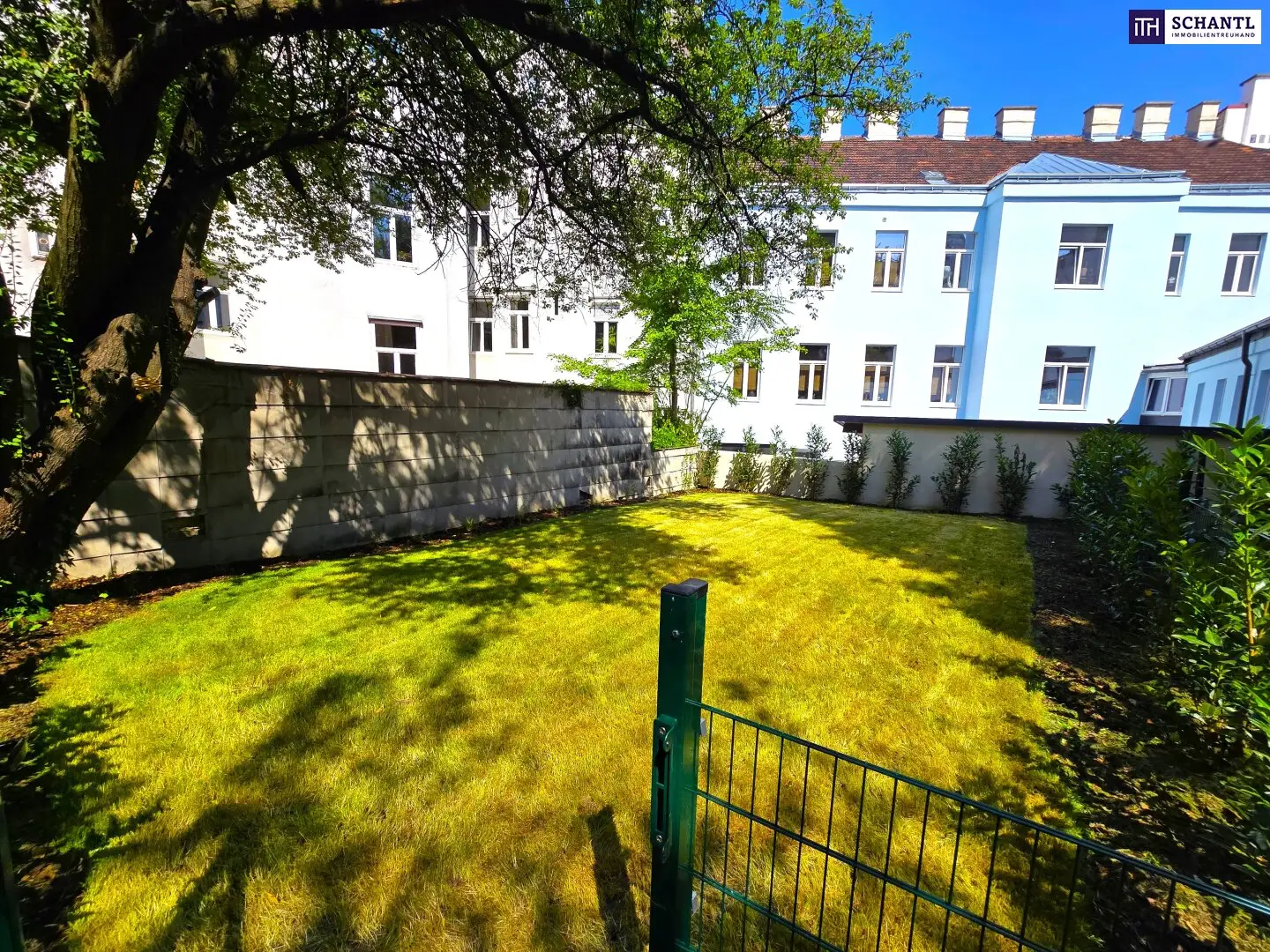 Lawn mowers instead of street noise! TOP renovated + Wonderful private garden + Courtyard facing balcony + Lots of greenery + High quality of life + Absolute quiet location + Ideal room layout! It does not get better than this! Do not hesitate...
