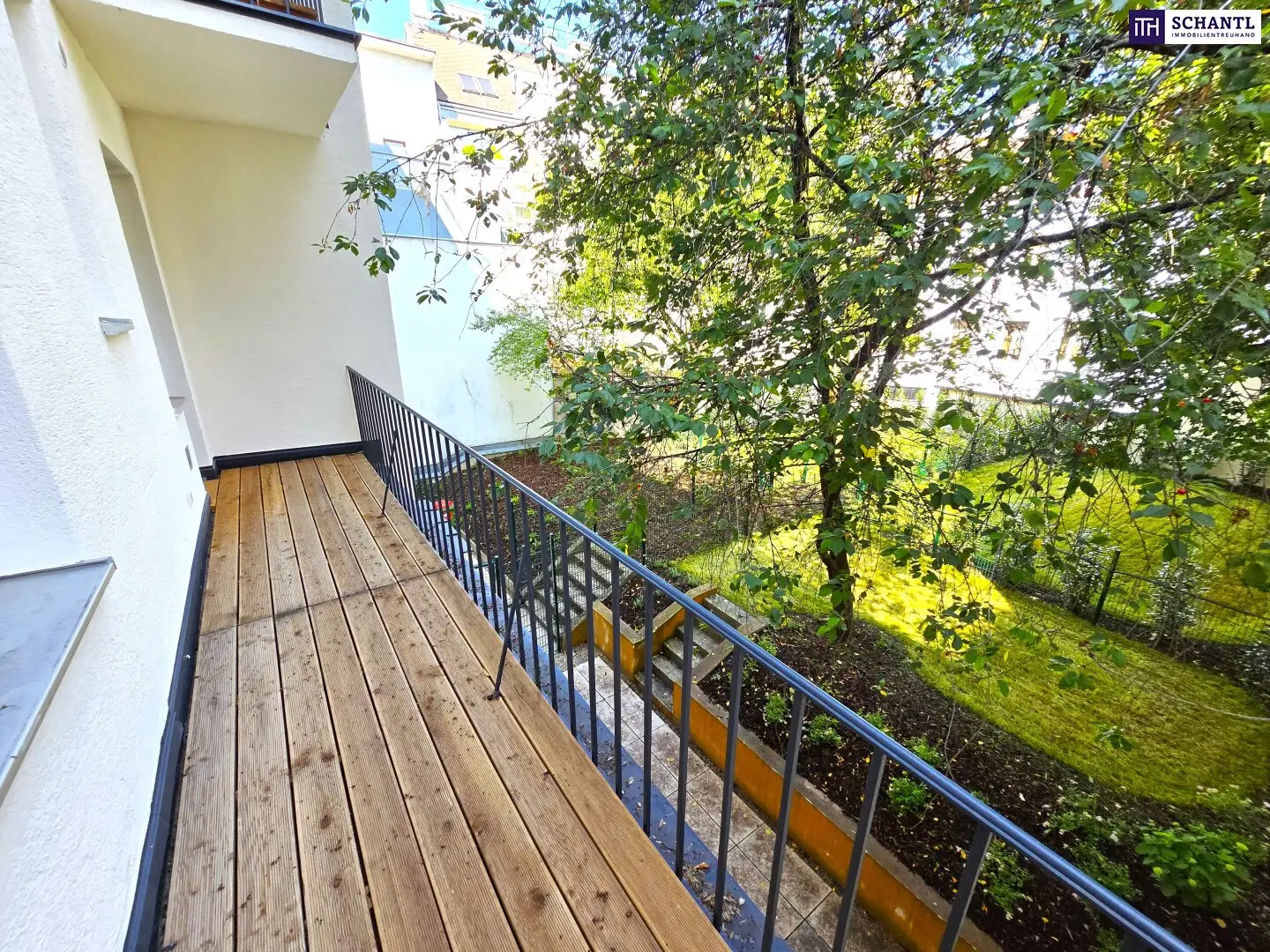 No traffic noise here, only the leaves in the courtyard! Top renovated + Courtyard-facing terrace + Lots of greenery + High quality of life + Absolute quiet location + Ideal layout! It does not get better! Do not hesitate...