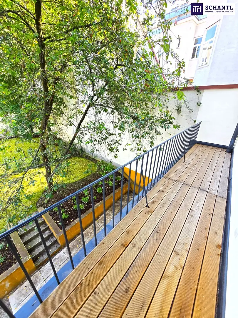 No traffic noise here, only the leaves in the courtyard! Top renovated + Courtyard-facing terrace + Lots of greenery + High quality of life + Absolute quiet location + Ideal layout! It does not get better! Do not hesitate...