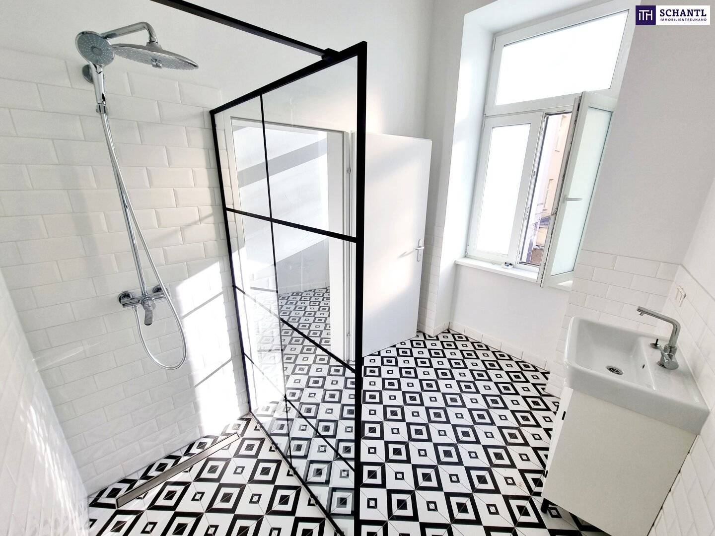 Wohnung im renovierten Altbau mit U Bahn ums Eck