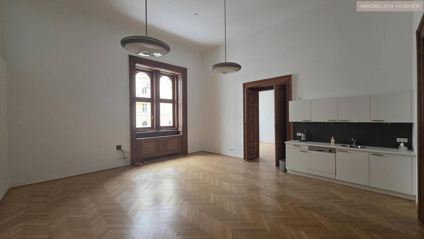 Apartment in a historic building with garage and tea kitchen in the Börsengebäude but not admonishment? no this is a direct one? wait