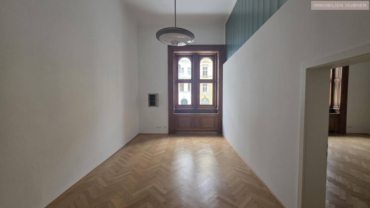 Apartment in a historic building with garage and tea kitchen in the Börsengebäude but not admonishment? no this is a direct one? wait