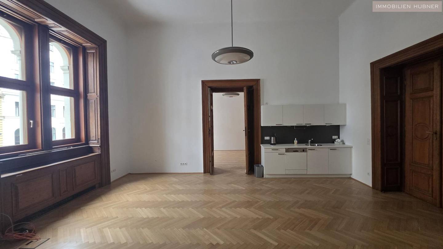 Apartment in a historic building with garage and tea kitchen in the Börsengebäude but not admonishment? no this is a direct one? wait