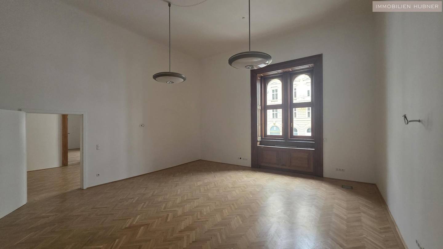 Apartment in a historic building with garage and tea kitchen in the Börsengebäude but not admonishment? no this is a direct one? wait
