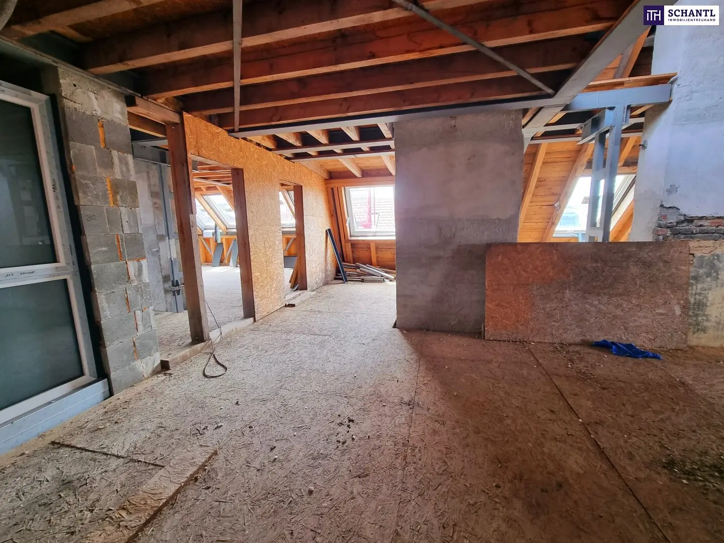 Top floor apartment with mega terrace and lift
