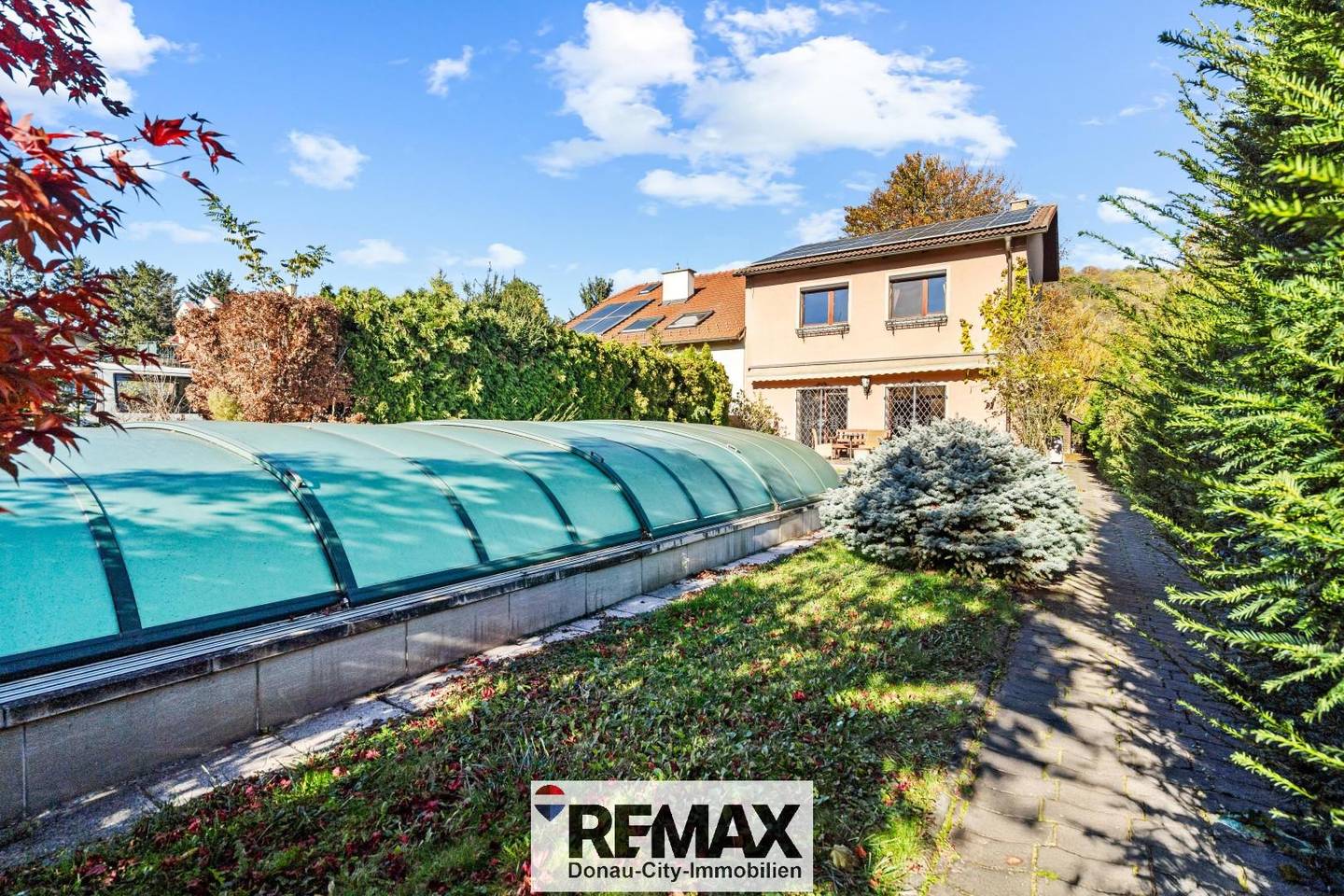 <b>"Eigengrund in Langenzersdorf: Haus mit Pool & Saunahaus"</b>