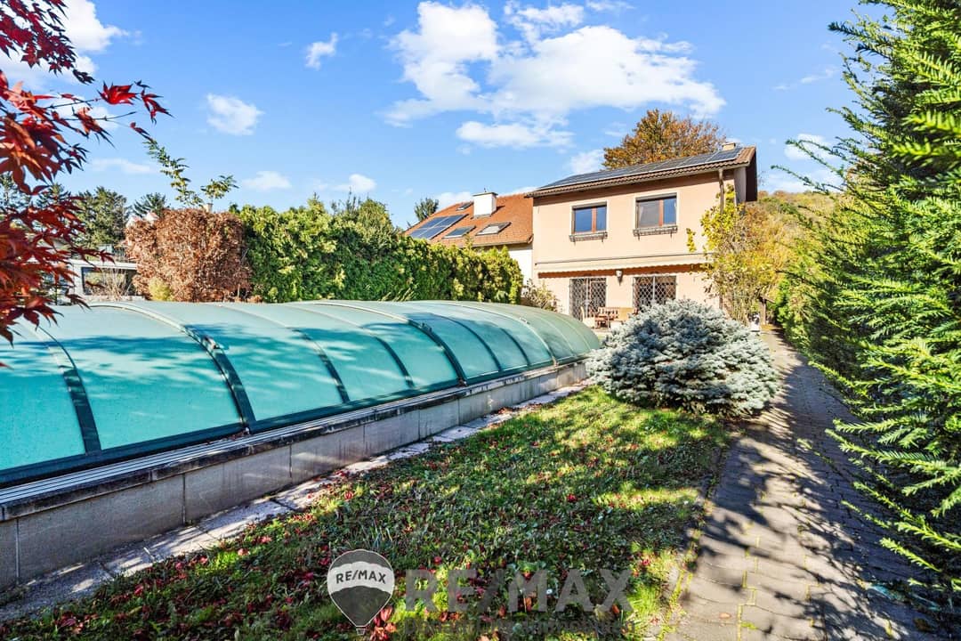Einfamilienhaus in Langenzersdorf mit Pool, Saunahaus & Eigengrund