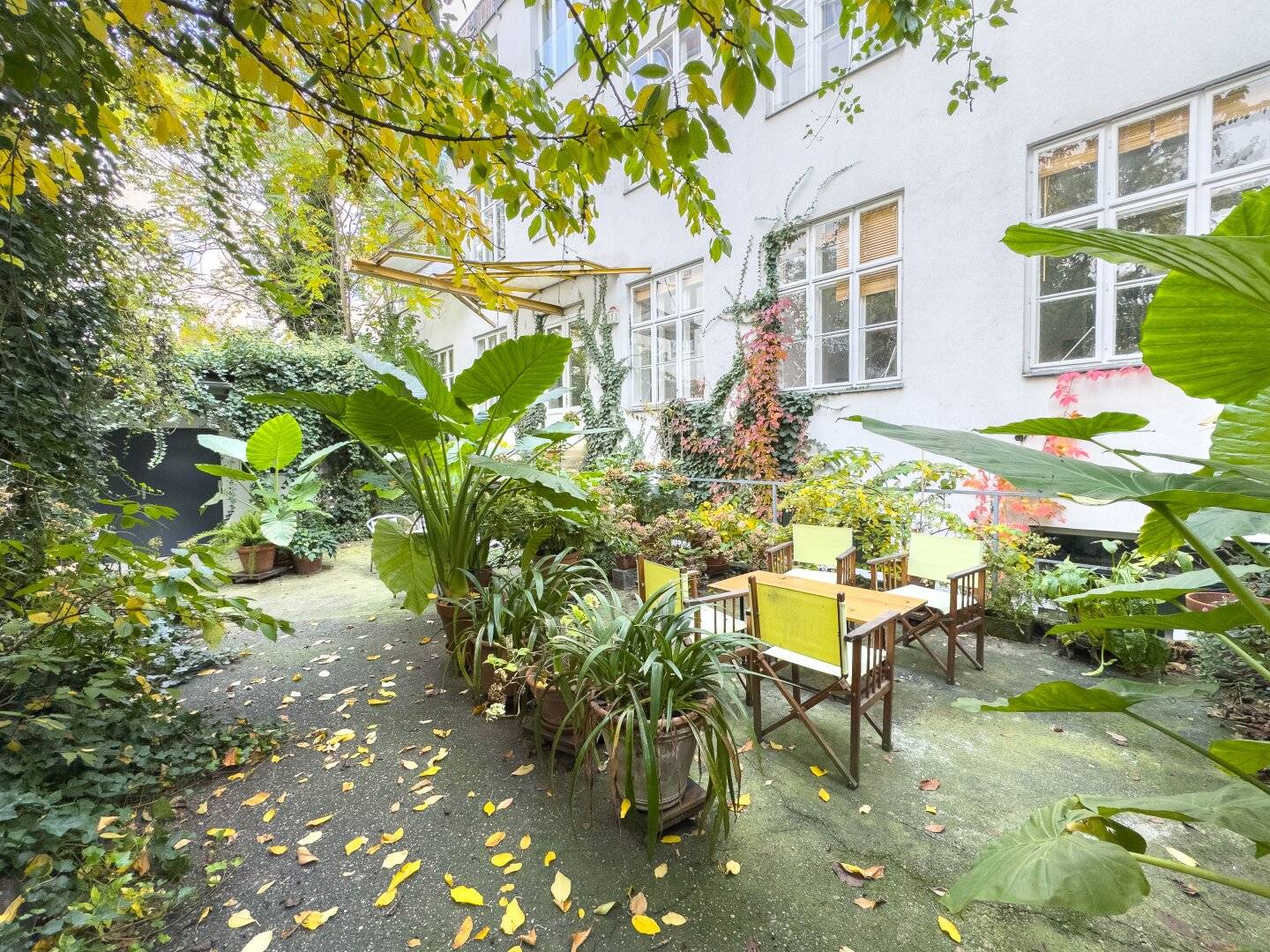Loft apartment in the quiet courtyard of an art nouveau building with bright living space