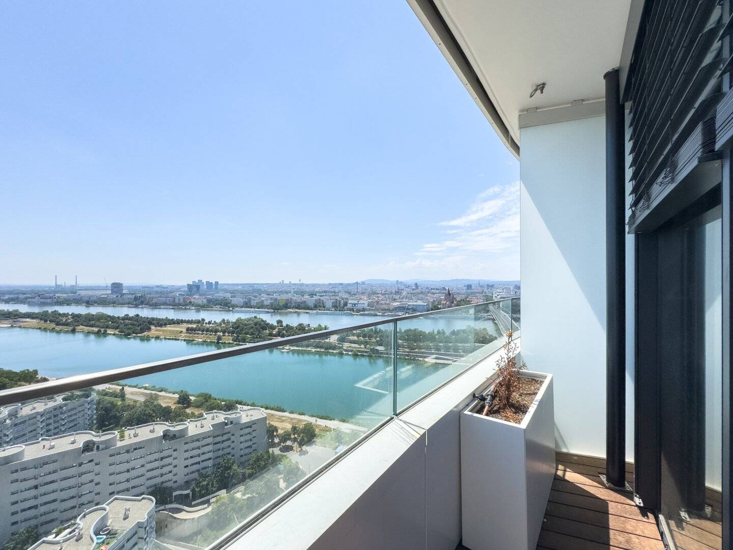 Wohnung Erstbezug im höchsten Wohnturm mit Balkon