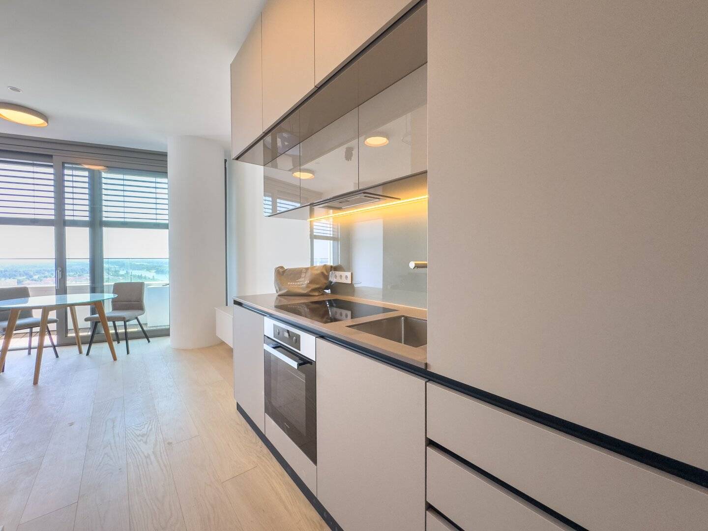 Wohnung Erstbezug im höchsten Wohnturm mit Balkon