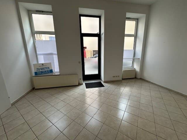 Quiet location, modern office/clinic with parking spaces in a central location! Unlimited term