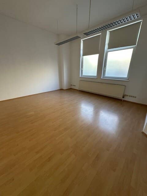Quiet location, modern office/clinic with parking spaces in a central location! Unlimited term