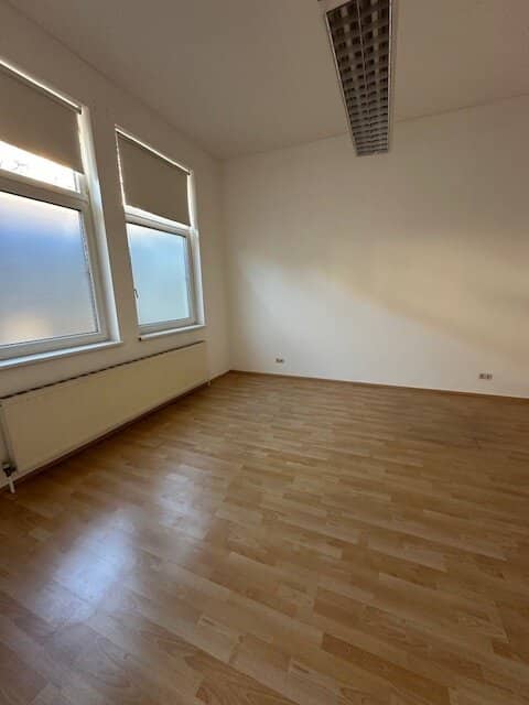 Quiet location, modern office/clinic with parking spaces in a central location! Unlimited term