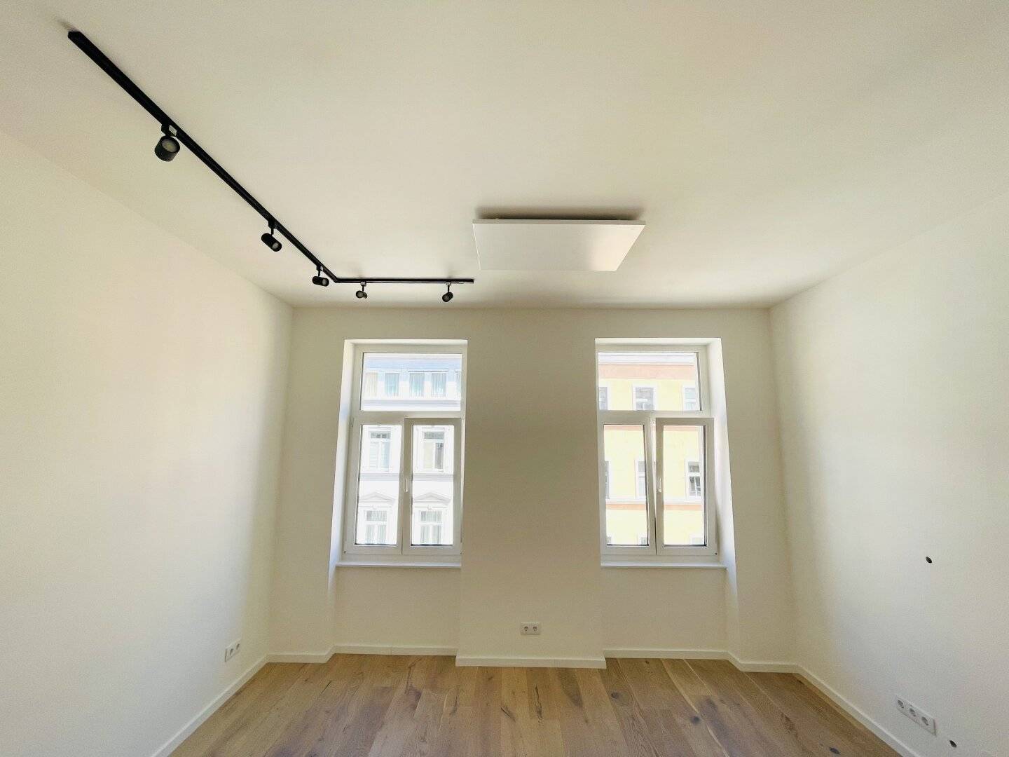 Garçonnière fully renovated in top location near park