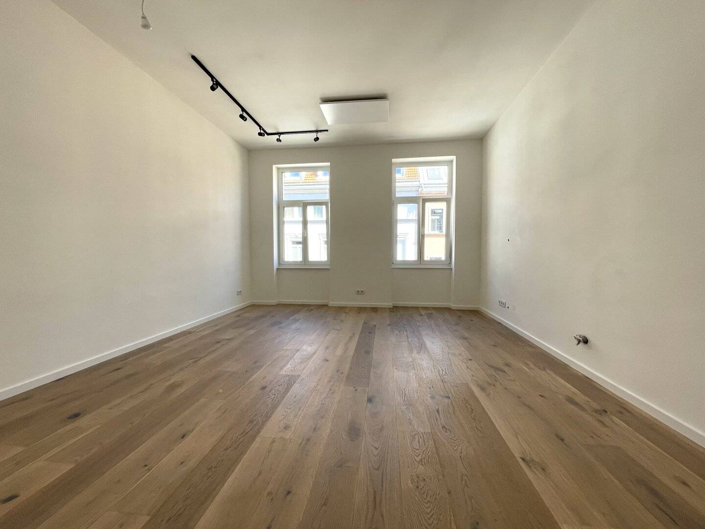 Garçonnière fully renovated in top location near park