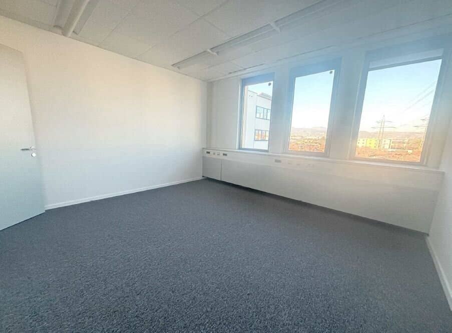Commission-free! 3-room office! Tea kitchen and storage