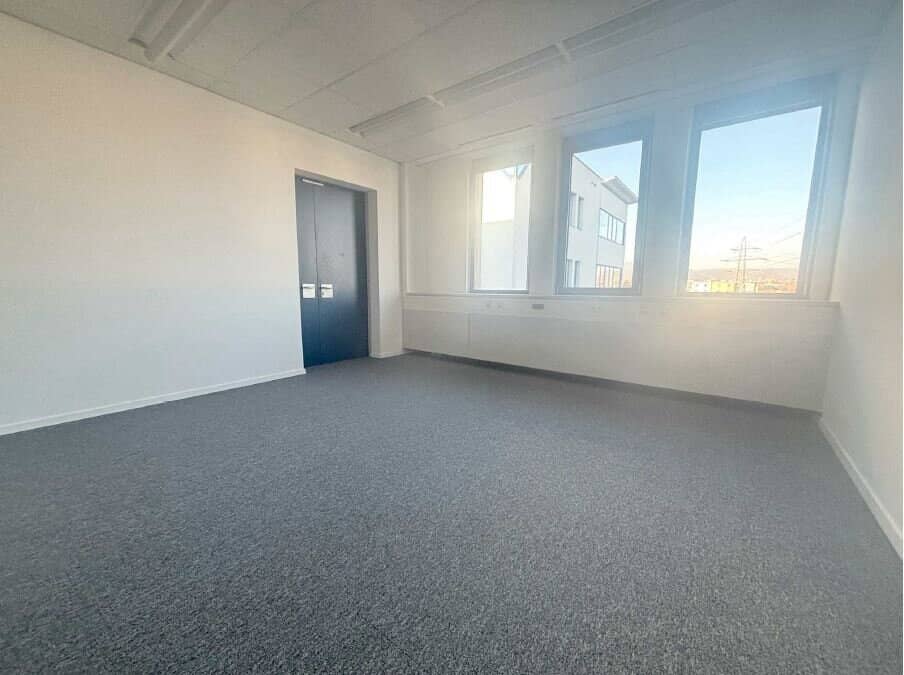 Commission-free! 3-room office! Tea kitchen and storage