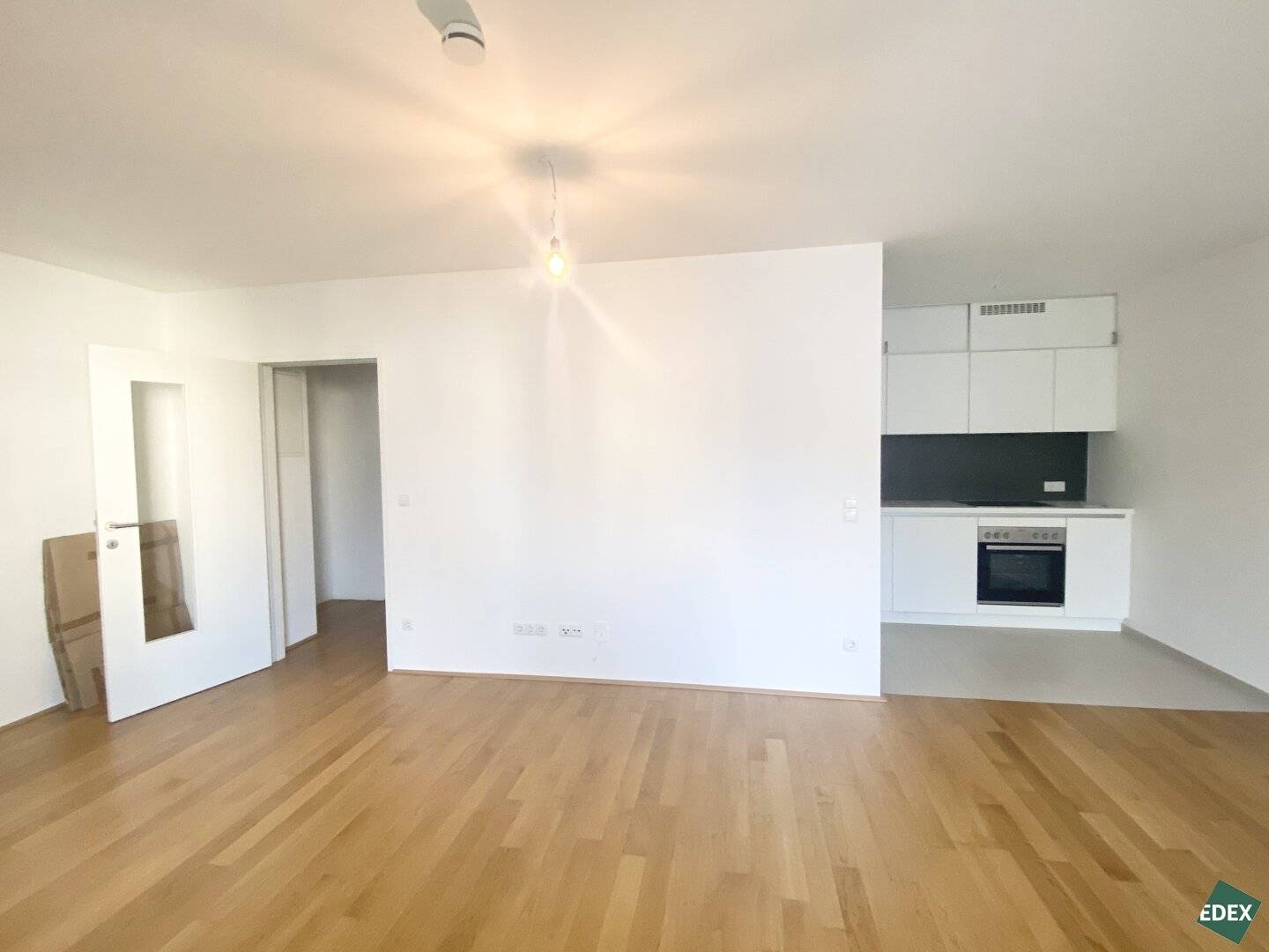 Nice 2-room apartment with loggia and walk-in closet near Hauptbahnhof