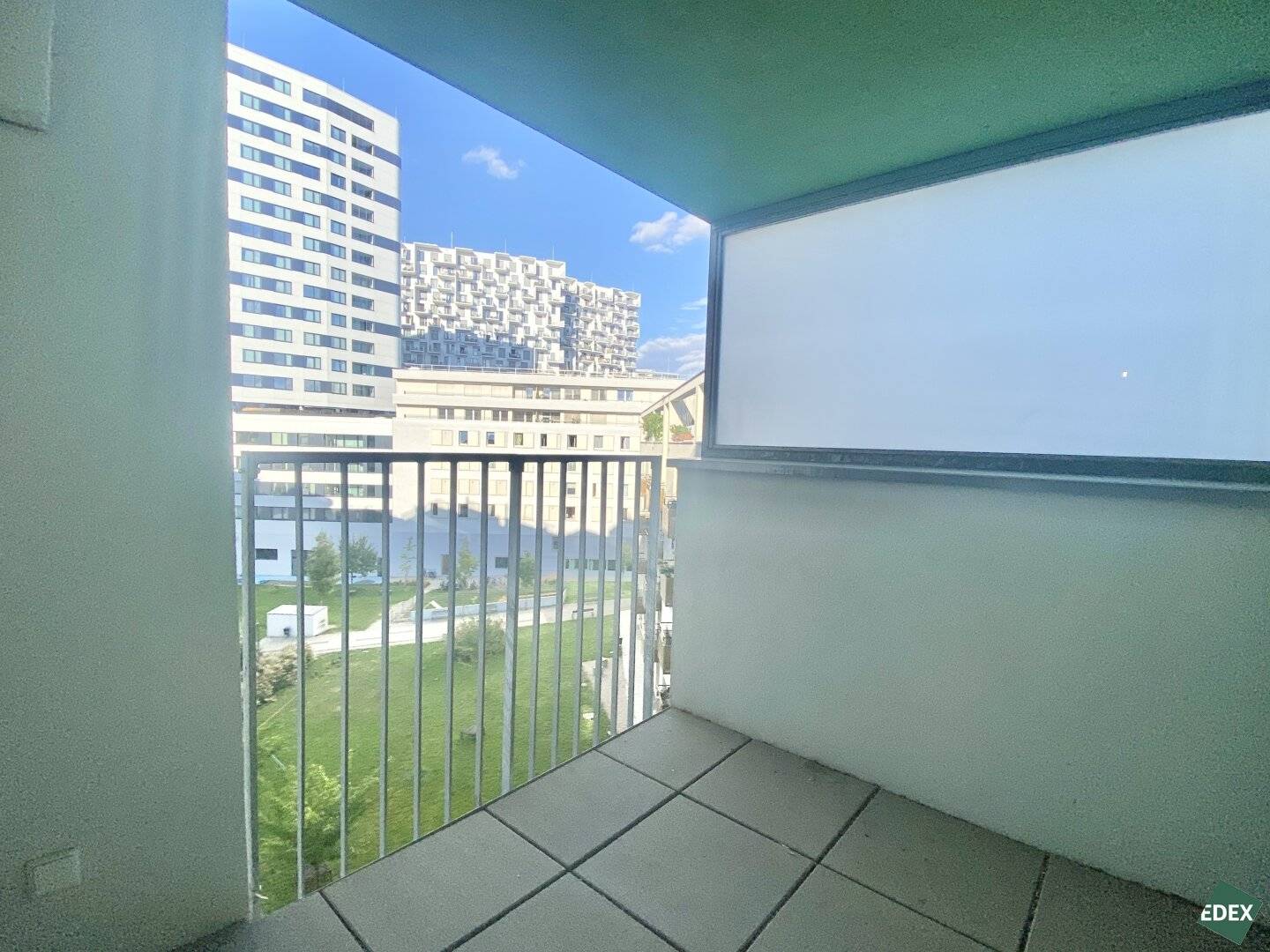 Nice 2-room apartment with loggia and walk-in closet near Hauptbahnhof