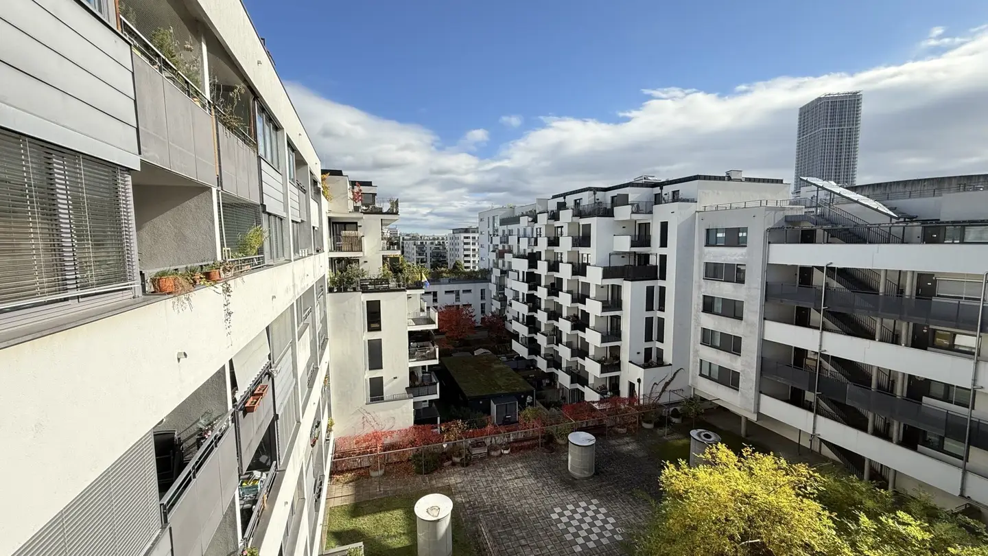 Tokiostraße: 4 Zimmer-Maisonetten-Wohnung mit einer Loggia und Terrasse + optionaler Garagenstellplatz!