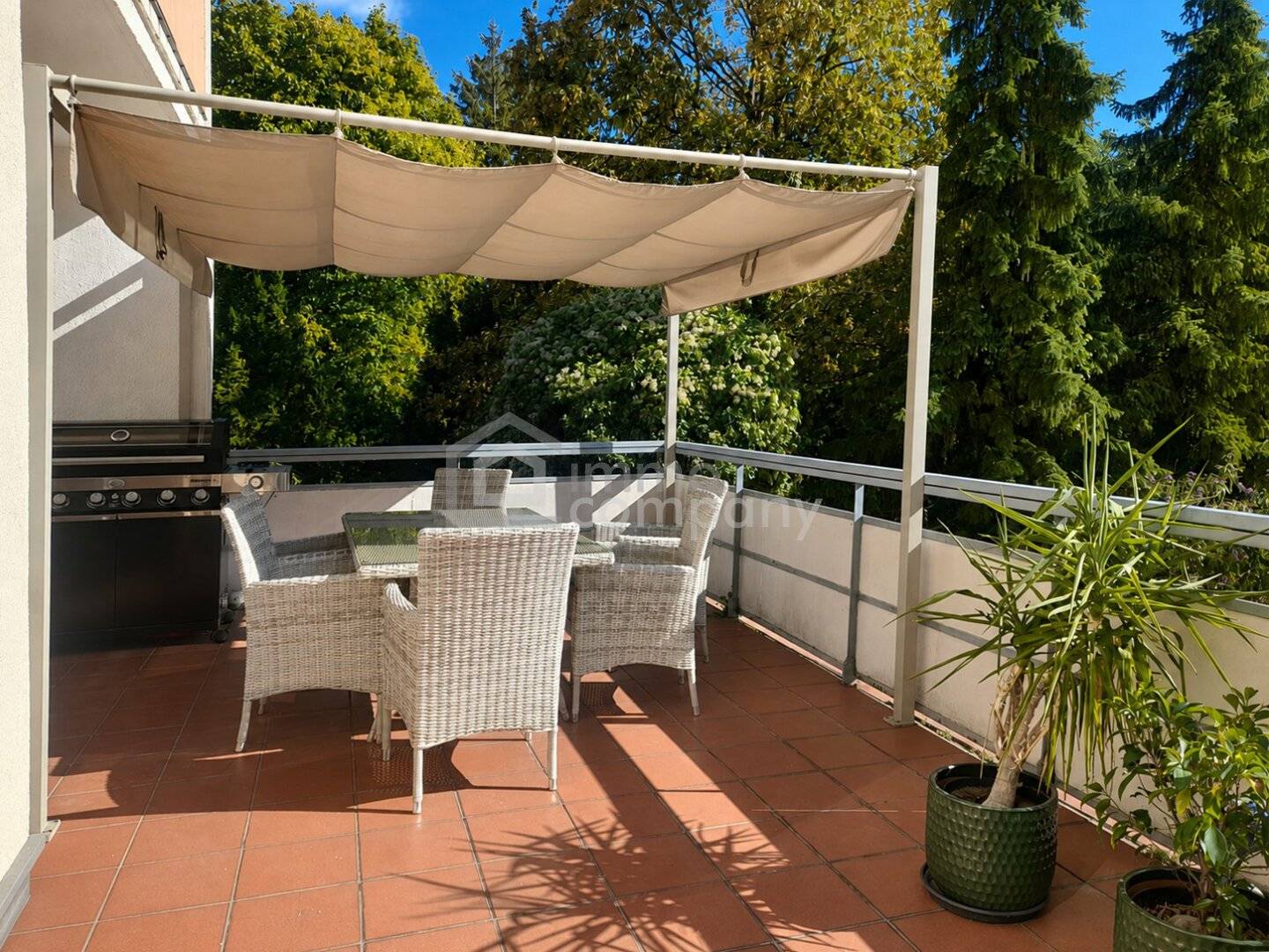 Wohnung mit großer Terrasse und eigener Garage