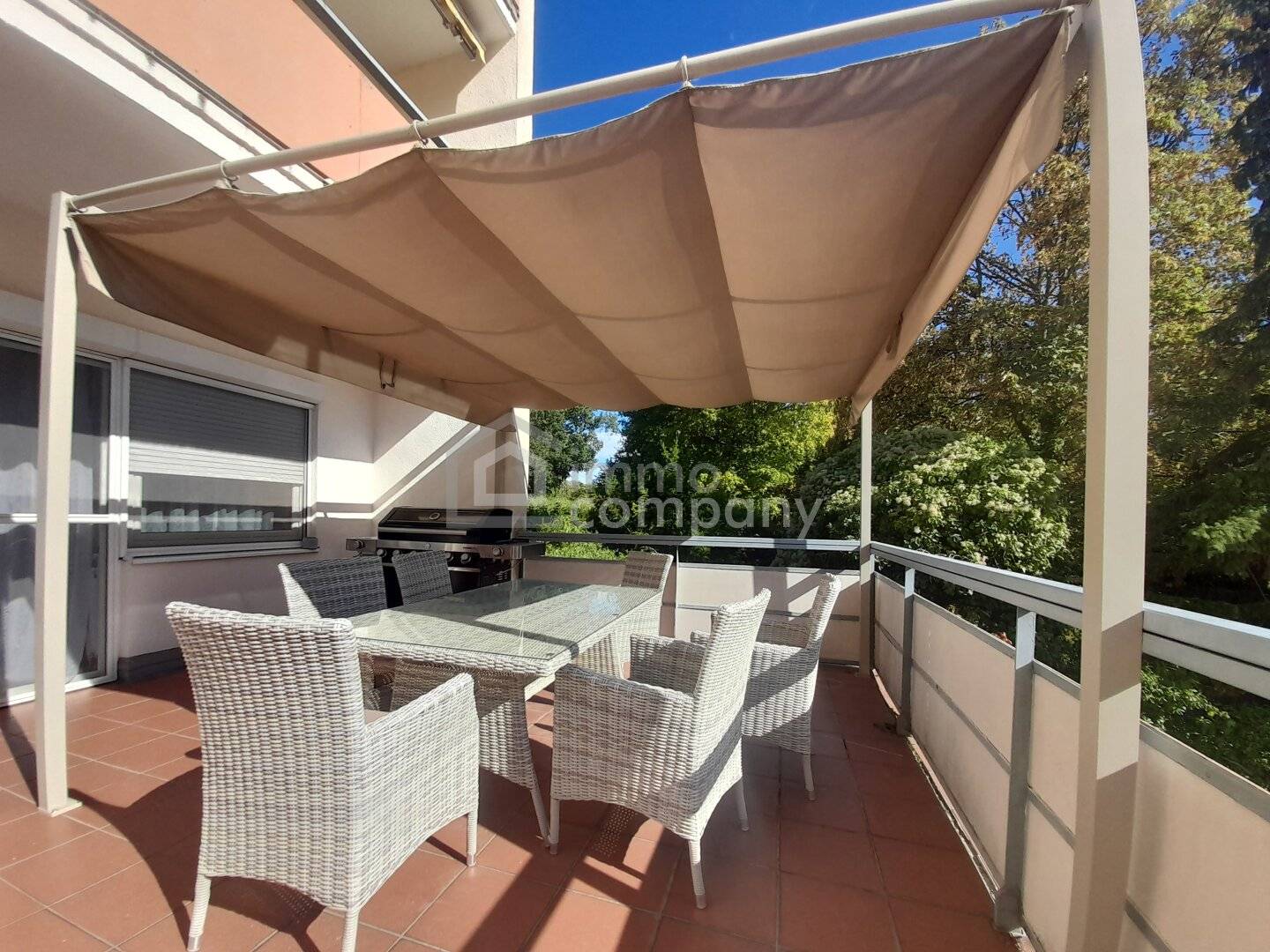 Wohnung mit großer Terrasse und eigener Garage