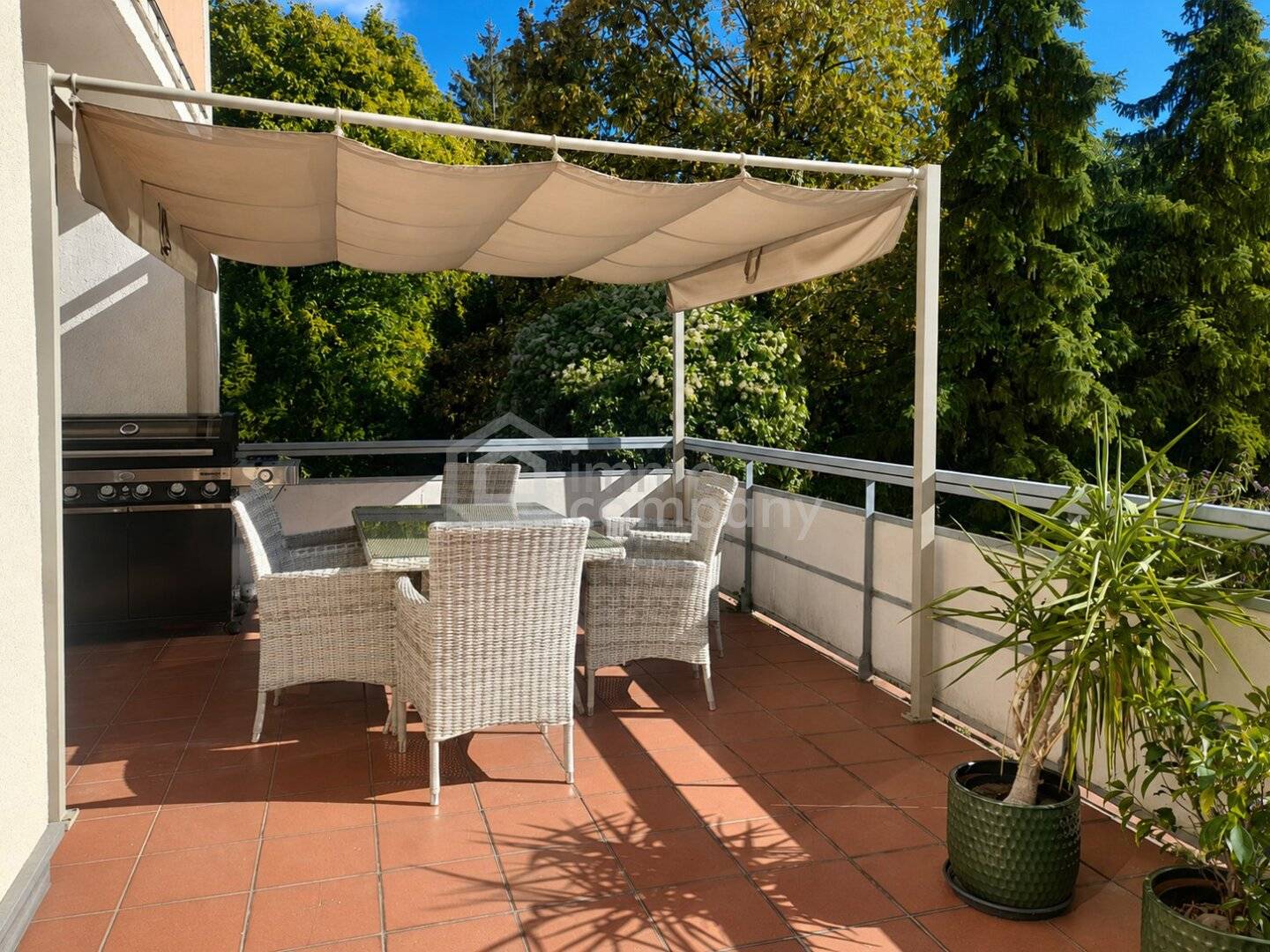 Wohnung mit großer Terrasse und eigener Garage