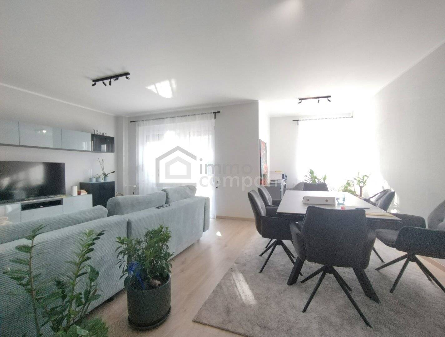 Wohnung mit großer Terrasse und eigener Garage