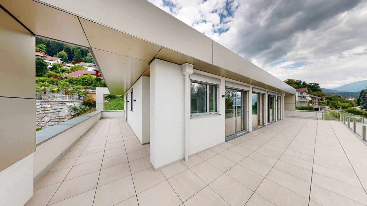 Penthouse with lake view and generous circular terrace