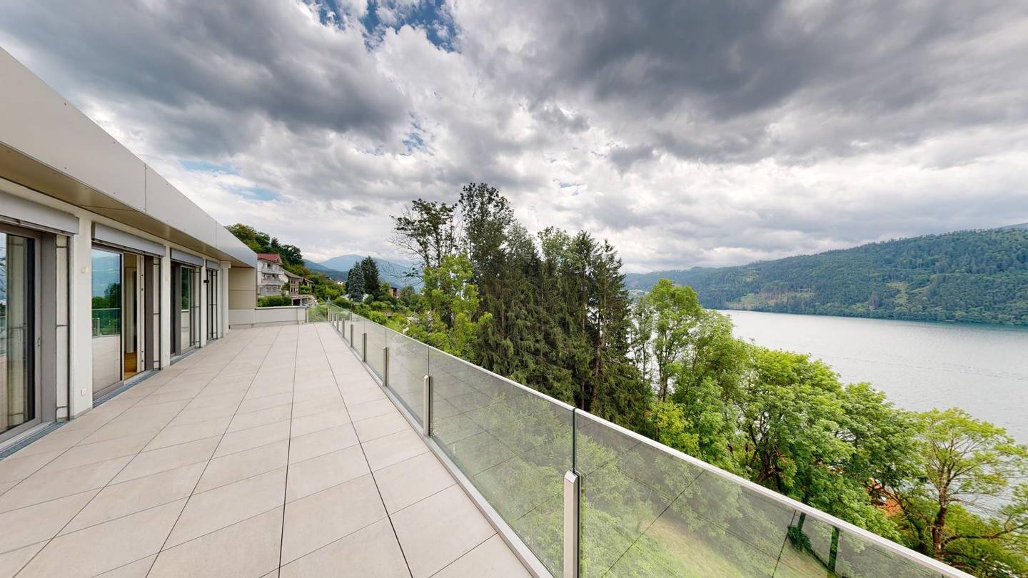 Penthouse with lake view and generous circular terrace
