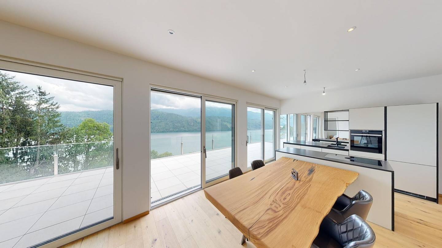 Penthouse with lake view and generous circular terrace