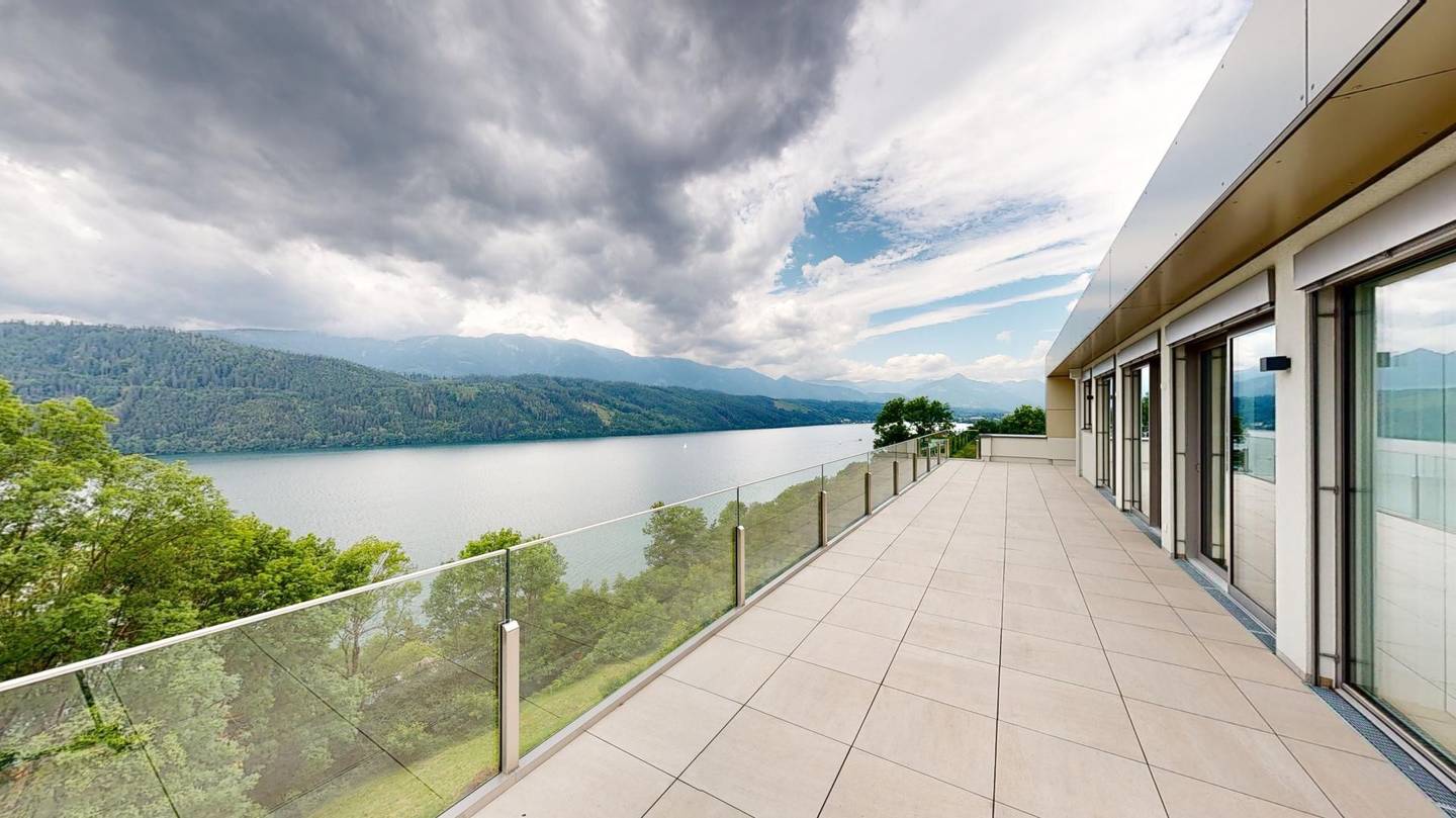 Penthouse with lake view and generous circular terrace