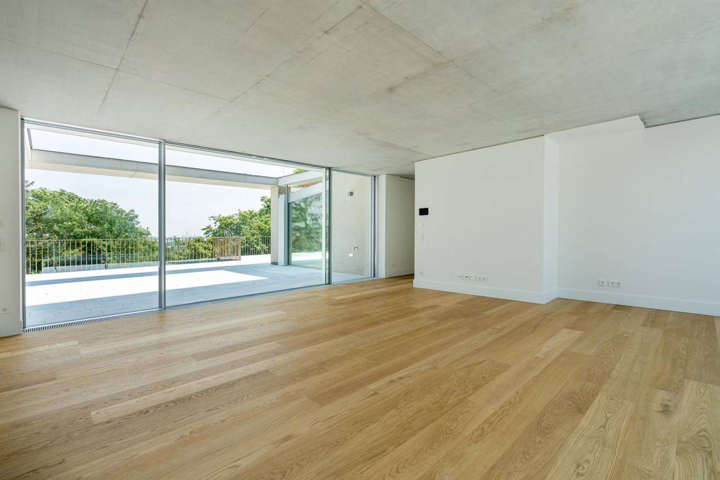 Ground floor apartment with terrace and balcony near the subway