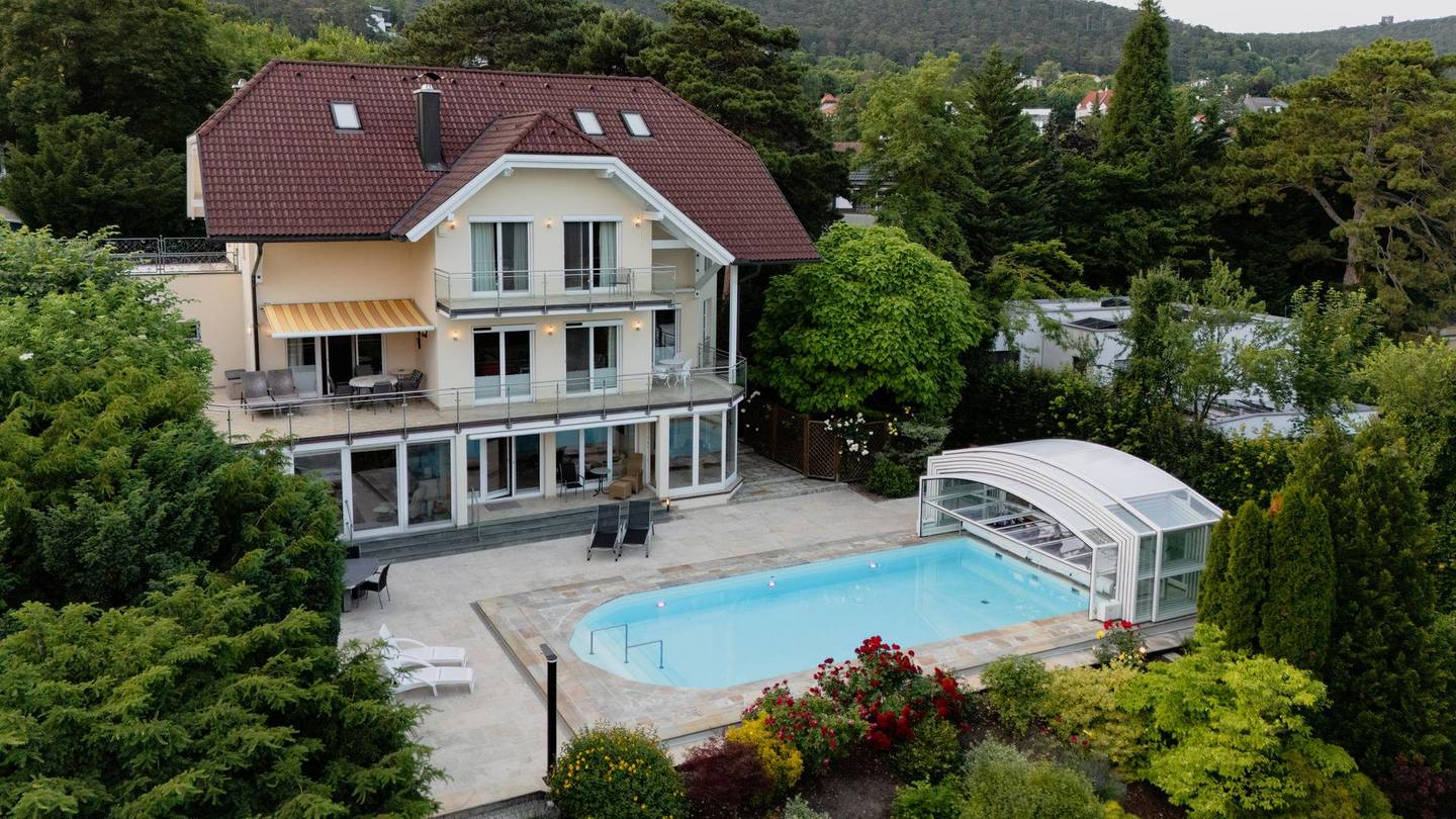 Exklusive Villa in Baden bei Wien – beheizter Pool & gepflegter Garten