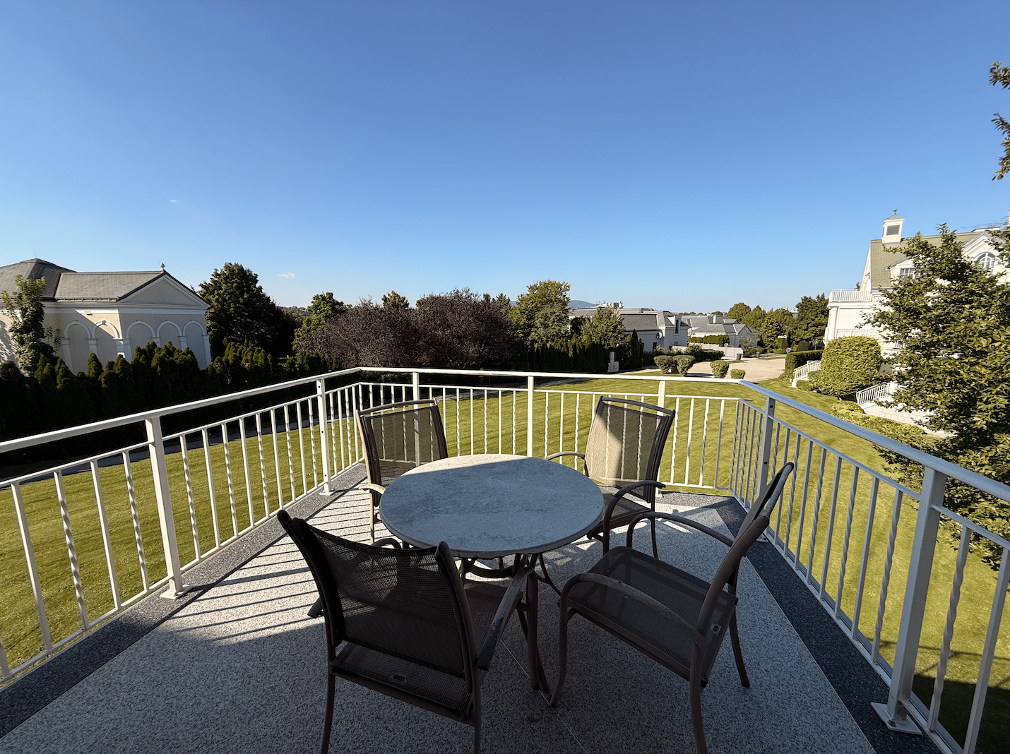 Apartment with Fontana Golf Club access and terrace
