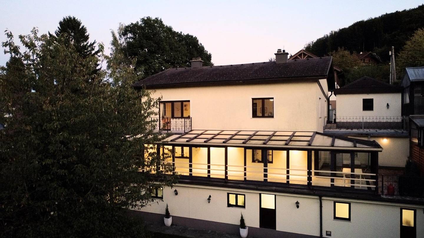 Einfamilienhaus in Gablitz – 380 m² Wohnfläche, zwei Garagen