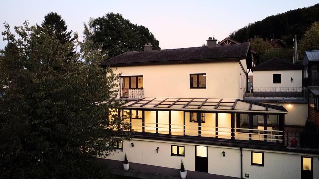 Einfamilienhaus in Gablitz – 380 m² Wohnfläche, zwei Garagen