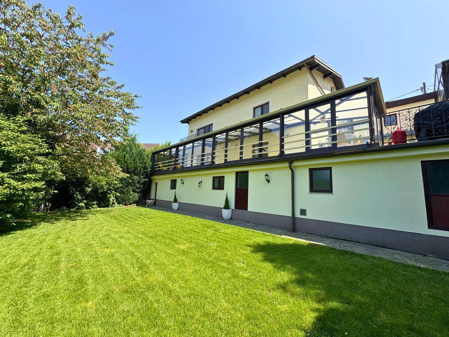 Einfamilienhaus in Gablitz – 380 m² Wohnfläche, zwei Garagen