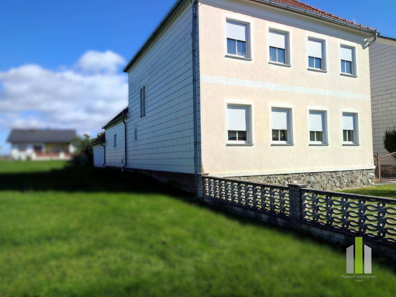 Einfamilienhaus mit zwei Eingängen und Nebengebäuden in Kotezicken