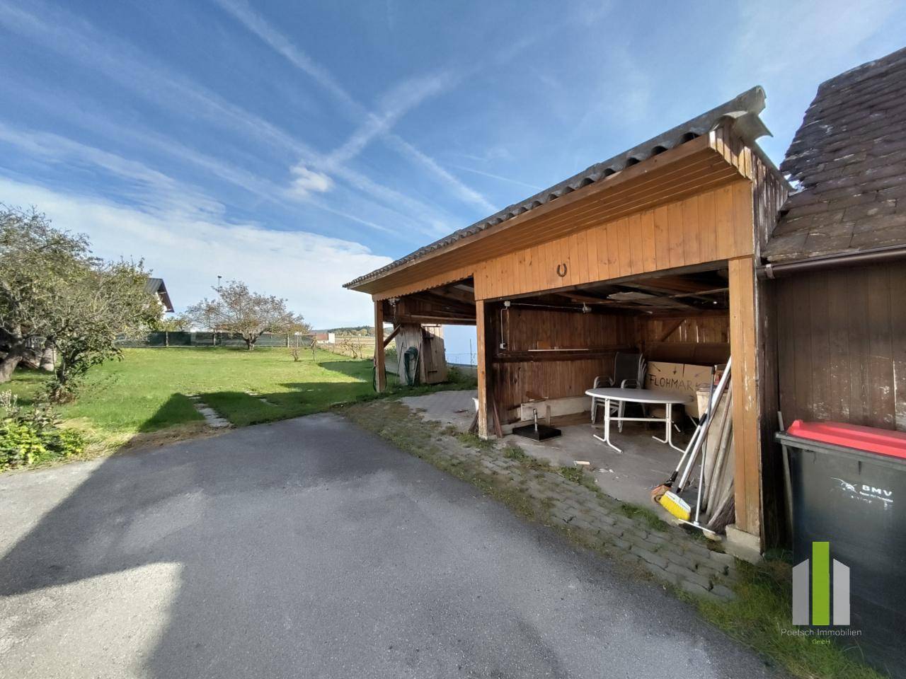 Einfamilienhaus mit zwei Eingängen und Nebengebäuden in Kotezicken